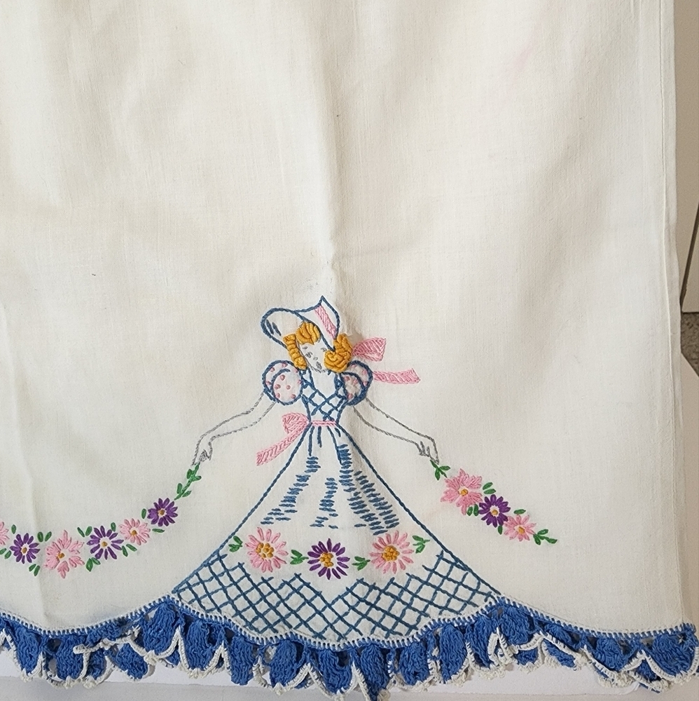 Handmade Hand Embroidered maidens with flowers Queen pillowcases 21 x 31 inches - Picture 6 of 7